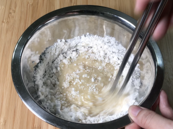 step3: 低筋麵粉、澄粉和油拌勻