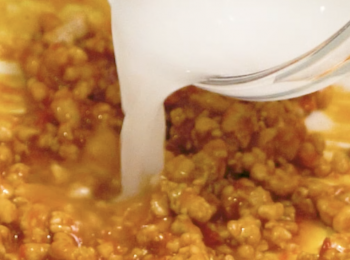 step7: 勾芡。
Thickening with mixture of corn starch and water.