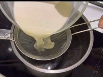 step7: 熄火後，將已過篩的粉漿，加入黑芝麻糖水，並立即攪勻。