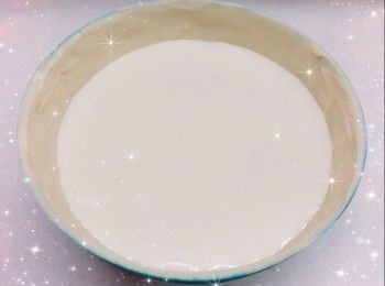 step20: 最後，將士多啤梨<span class="group_5">芝士蛋糕</span>漿（230 g）倒在已凝固的牛奶<span class="group_5">芝士蛋糕</span>上 2. 蓋上保鮮紙，放進雪櫃冷藏至少6小時至凝固