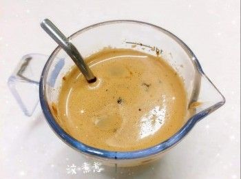 step4: <span class="group_3">慕絲層</span>： 1. 魚膠粉加入鮮奶中（26 ml；拌勻後，靜置5分鐘，待魚膠粉完全吸水膨脹），用熱水坐溶（如直接用熱水開溶，魚膠粉會容易結塊），攪拌至魚膠粉完全溶解，備用 2. 將黑朱古力和牛奶朱古力用熱水坐溶（亦可用微波爐加熱1.5分鐘成朱古力醬；朱古力加熱不可超過50°，否則會變質而失去光澤） 3. 鮮奶（70 ml）用微波爐加熱10秒至微暖，加入咖啡粉，攪伴至完全溶解 4. 再加入朱古力醬，拌勻成摩卡咖啡鮮奶，備用