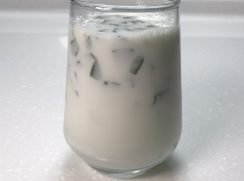 step7: 第三種吃法：做桂花蜂蜜抹茶凍時，會剩下一些抹茶凍的邊角料，把它們隨意切碎，加牛奶，做成抹茶凍飲，喜歡甜可以加蜂蜜