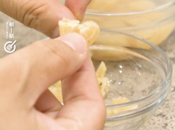step4: 乾瑤柱浸軟撕碎，水留用
Soak and shre dried scallops and reserve water.
