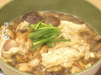 step13: 下葱段及老抽兜勻即成
Add spring onion sections and dark soy sauce, Done.