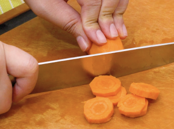 step2: 甘筍切片 Slice carrot.