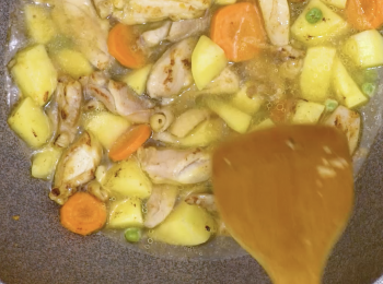 step9: 下入雞湯，以慢火煮10分鐘至材料軟身 Add chicken broth. Cook over low heat until ingredients are softened.