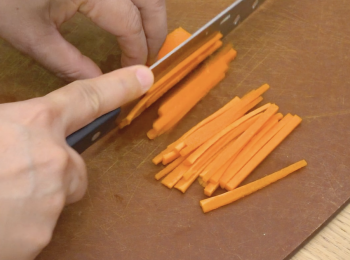 step2: 甘筍切幼絲 Shred carrot.
