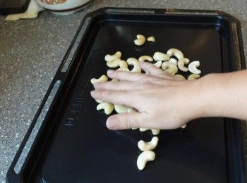 step1: 腰果浸泡一夜後 瀝乾水分並烘乾