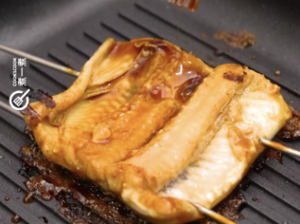 step4: 每面各煎約1分鐘即反轉，並塗上鰻魚汁
Pan-fry each side of the eel for about 1 minute, then flip and coat with eel sauce