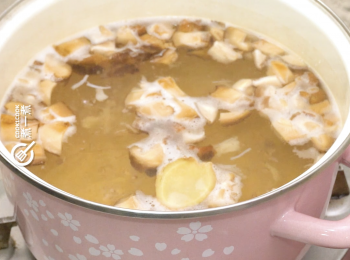 step6: 煲滾水，下薑片、下菇粒、瑤柱絲及浸瑤柱水滾10分鐘
Boil water, add ginger slices, mushrooms, scallops and boil for 10 minutes.