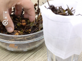 step2: 桑寄生用熱水灼1分鐘，再沖洗乾淨，放煲魚湯袋內 Blanch Chinese taxillus herb for 1 minute. Rinse. Put inside a cloth bag.