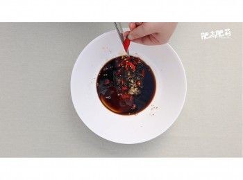 step7: 現在就可以調個涼拌汁: 鎮江醋 2湯匙, 魚露1茶匙, 糖 ½茶匙, 鹽 1茶匙, 麻油 1茶匙, 辣油 1茶匙, 蒜蓉 1湯匙, 小辣椒 2條
