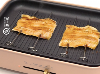 step3: 兩面塗上一層鰻魚汁，中細火慢煎
Coat the eel with a layer of eel sauce on both two sides. Pan-fry in medium low heat.