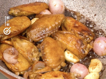 step9: 下老抽及蠔油，拌勻
Add dark soy sauce and oyster sauce, mix well.