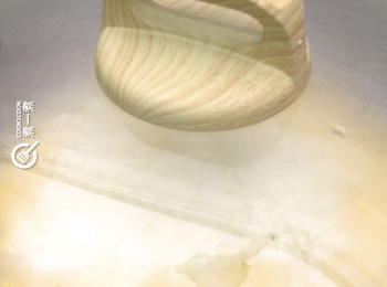 step4: 加蓋續煎3-5分鐘，待所有芝士溶化即成
Cover and fry for 3-5 minutes until all the cheese is melted.