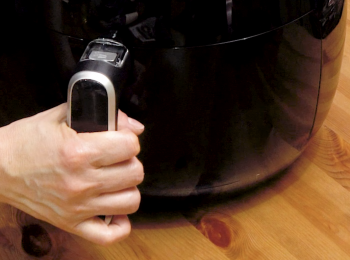 step4: 180度氣炸10分鐘反轉再噴油。180度氣炸多5分鐘
air fry at 180 degrees for 10 minutes.Flip over and spray oil again.air fry 180 degrees for 5 minutes.