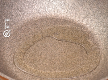 step2: 燒熱2湯匙油 
Heat 2 tbsp oil