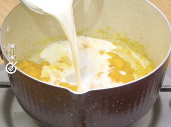 step4: 加入牛奶
Add milk.
