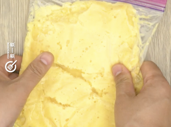 step7: 期間用手把冰捏碎
Meanwhile, use your hands to crush the ice in zip-lock bag.
