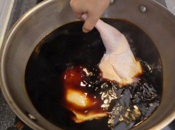 step5: 煮滾後放入雞髀 用小火煮開