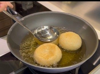 step8: 油炸空心煎堆有小小技巧，有關步驟和技巧，已詳細於教學影片說明，請瀏覽：https://youtu.be/gXKGxDvwLWc