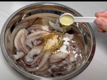 step4: 加入調味料，將魷魚鬚醃製30分鐘。