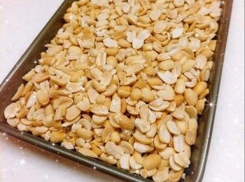 step1: 花生平均放在烤盤上，放中層，焗約10-15分鐘（150°；不需預熱），再焗5分鐘（120°）至金黃色，然後打開焗爐門2-3吋（可用2個隔熱手套），再用餘溫繼續焗至放涼