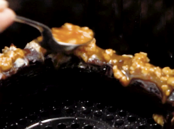 step8: 把魚香茄子汁放在茄子上
Top the dish with the sauce.