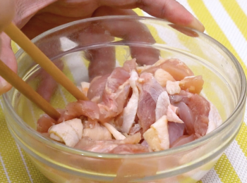 step3: <a href="https://bit.ly/3EZL8dD" target="_blank" data-keyword="雞胸" class="guide-link"><strong>雞胸</strong></a> <span style="display:inline-block;vertical-align:middle;margin-top:-3px;color:initial;border-radius:3px;padding:2px 3px;font-size:12px;line-height:14px;background:#87d300;color:#fff;">即買</span> 肉切條，加鹽及胡椒粉略醃 Cut chicken into strips.Marinate with salt and pepper.
