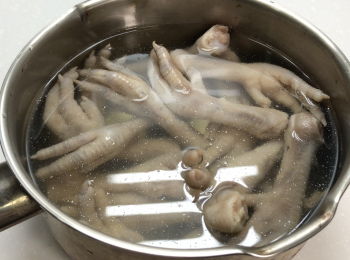 step1: <a href="https://bit.ly/3kLFTWO" target="_blank" data-keyword="雞腳" class="guide-link"><strong>雞腳</strong></a> <span style="display:inline-block;vertical-align:middle;margin-top:-3px;color:initial;border-radius:3px;padding:2px 3px;font-size:12px;line-height:14px;background:#87d300;color:#fff;">即買</span> 退冰，用水洗淨，加鹽和薑片汆水，清洗乾淨，浸泡麥芽糖水1小時幫助<a href="https://bit.ly/3kLFTWO" target="_blank" data-keyword="雞腳" class="guide-link"><strong>雞腳</strong></a> <span style="display:inline-block;vertical-align:middle;margin-top:-3px;color:initial;border-radius:3px;padding:2px 3px;font-size:12px;line-height:14px;background:#87d300;color:#fff;">即買</span> 上色