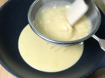 step3: 過篩，倒入鹹蛋黃，小火加熱