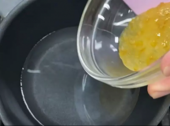 step1: 蒸籠大火加熱至沸騰。 取水190g及柚子醬30g倒入煮鍋中，加熱至滾。