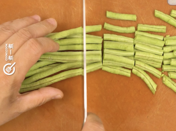 step1: 豆角切段，每段長約3厘米