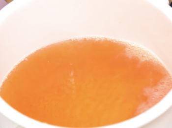 step3: 拌勻白醋、紅醋、麥芽糖及紹興酒，煮滾備用 Stir and boil white vinegar, red vinegar, maltose and Shaoxing wine.