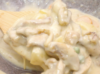 step10: 下白汁底，下鹽及黑椒調味 Add white sauce base. Seasons with salt and pepper.