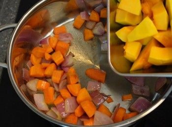 step3: 鍋內放少許油 並把蔬菜順序炒香