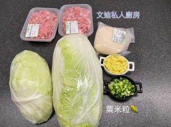 step1: 椰菜和旺菜切細放入攪拌機攪拌，然後放入大碗 ，逐少逐少灑上鹽拌勻，放置一段時間約15分鐘