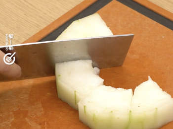 step1: 冬瓜去囊切大塊 Winter melon deveined and cut into chunks