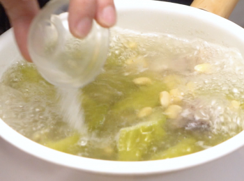 step10: 最後以鹽調味
Use the salt to season the soup eventually.