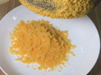 step1: 鹹蛋黃用米酒去腥，中大火蒸8分鐘，過篩