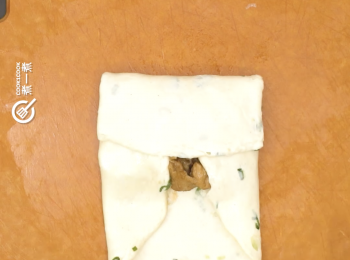 step6: 用手抓餅包好雞肉餡料
Use the flaky scallion pancake to crisp the chicken stuffing.