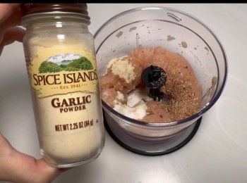 step3: 先將雞柳放進攪拌機以高速攪拌約1分鐘，成半蓉狀態，然後加入所有調味料，再攪拌30秒。