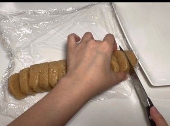 step5: 1小時後，雞肉變得挺身，平均切成每塊約1cm厚的麥樂雞件