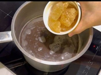 step6: 加入冰糖，然後以中至細火將黑芝麻糖水煮至滾起（需時大約8分鐘）

緊記期間要不時攪拌，以免黐底。

8分鐘，黑芝麻糖水煮滾後就熄火！

熄火後，按個人喜好，你可以將黑芝麻糖水過篩，過篩後的黑芝麻糖水會變得非常順滑，不會吃到黑芝麻碎的粒粒。

相反，喜歡吃到黑芝麻碎的粒粒質感，亦希望味道更香濃，你可以不將黑芝麻糖水過篩。