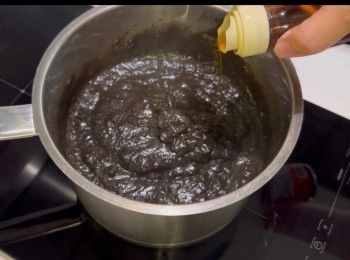 step8: 加入芝麻油，使味道更香濃，質地更順滑。