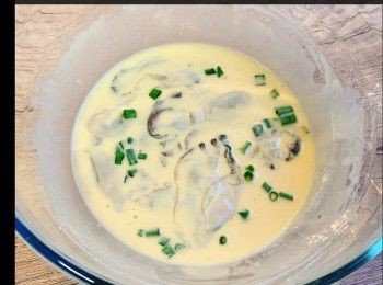 step2: 鴨蛋打勻，加水拌勻
加入魚露、糖、胡椒粉、紹興酒 拌勻
加入麵粉、番薯粉拌勻至無粉粒
加入廣島蠔、芫茜/蔥，輕力拌勻