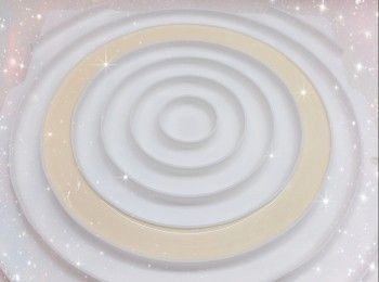 step8: <span class="group_3">朱古力星球環裝飾</span>： 1. 將白朱古力用熱水坐溶（亦可用微波爐加熱1.5分鐘成朱古力醬；朱古力加熱不可超過50°，否則會變質而失去光澤） 2. 加入唧袋，封口，唧入星球環模具中，放進雪櫃冷藏約1小時至凝固，脫模，備用