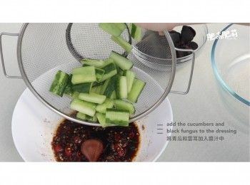 step8: 然後將青瓜和雲耳加入醬汁中, 把它們拌勻就可以啦~ 但雪凍會更加好吃喔!