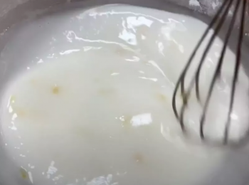 step2: 水晶粉300g倒入攪拌碗中，沖入步驟1，攪拌均勻光滑無顆粒液體。