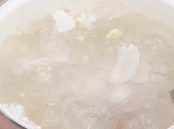 step3: 煲滾 3公升水，加入所有材料 Bring 3L water to a boil. Add all ingredients.
